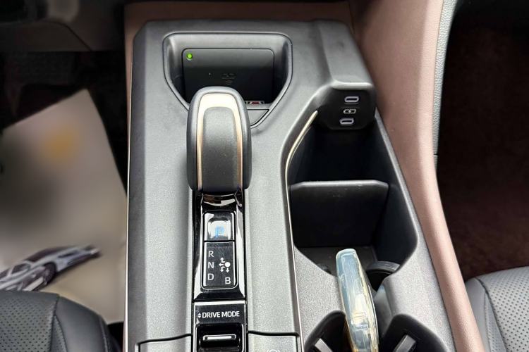 Used Toyota Crown 2023 2.5L SportCross HEV Two-Wheel Drive Prestige Edition Interior 5