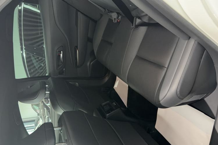 Used Toyota Crown 2023 2.5L SportCross HEV Two-Wheel Drive Prestige Edition Interior 4