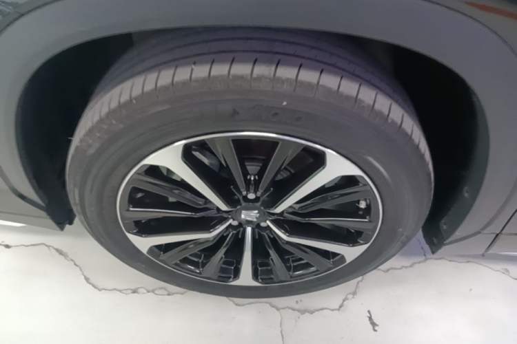Used Toyota Crown Kluger 2021 2.5L HEV Four-Wheel Drive Luxury Edition Left Front Wheel Hub