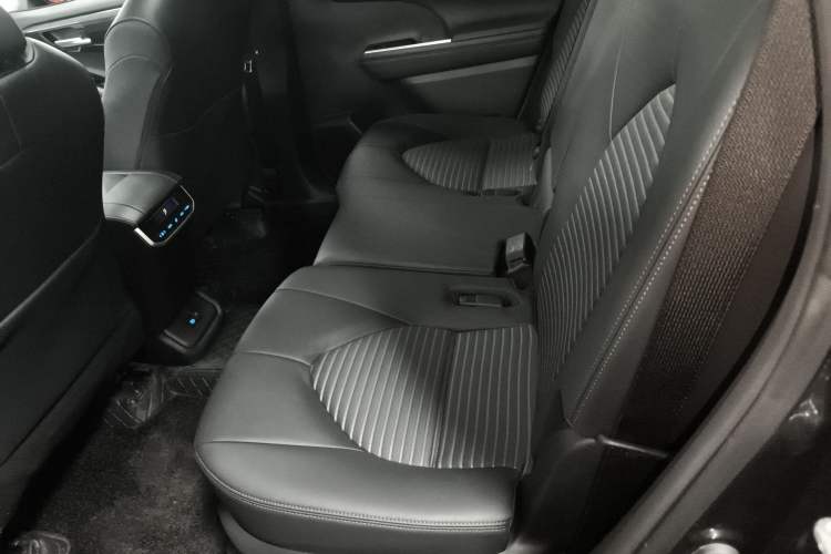 Used Toyota Crown Kluger 2021 2.5L HEV Four-Wheel Drive Luxury Edition Left Rear Seat