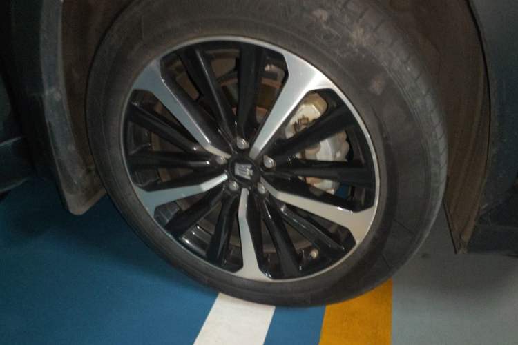 Used Toyota Crown Kluger 2021 2.5L HEV Four-Wheel Drive Flagship Edition Right Front Wheel Hub