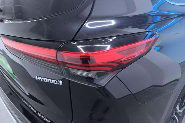 Used Toyota Crown Kluger 2021 2.5L HEV Four-Wheel Drive Flagship Edition Right Rear Taillight