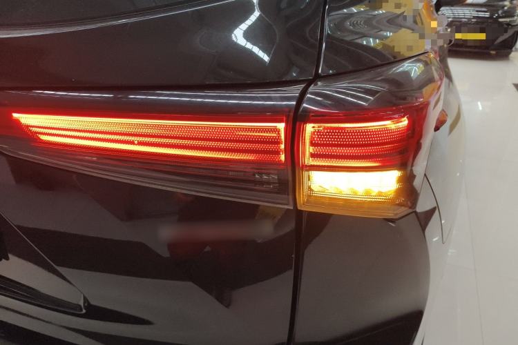 Used Toyota Crown Kluger 2021 2.5L HEV Two-Wheel Drive Entry Version Right Rear Taillight