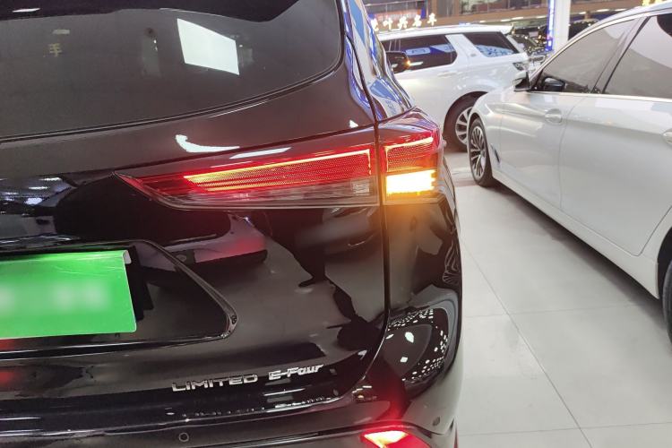 Used Toyota Crown Kluger 2021 2.5L HEV Four-Wheel Drive Flagship Edition Right Rear Taillight
