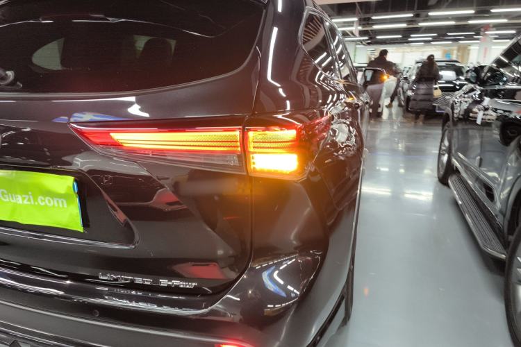 Used Toyota Crown Kluger 2021 2.5L HEV Four-Wheel Drive Flagship Edition Right Rear Taillight
