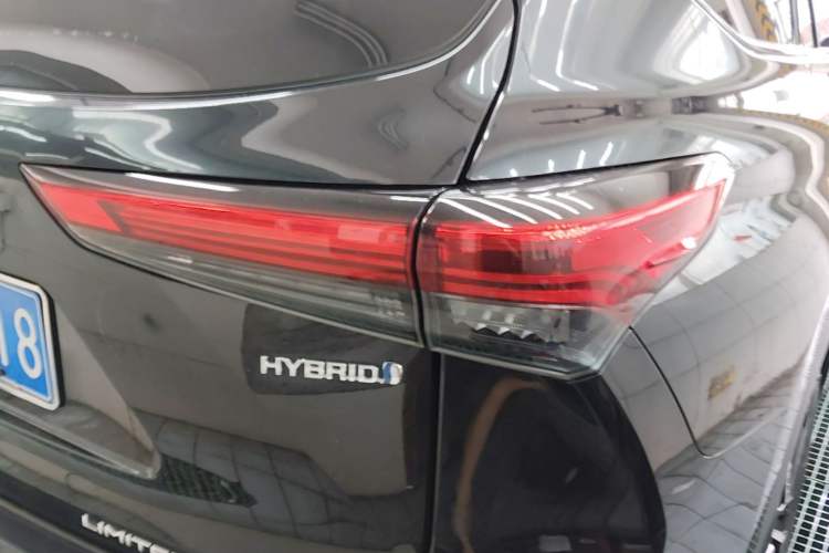 Used Toyota Crown Kluger 2021 2.5L HEV Four-Wheel Drive Flagship Edition Right Rear Taillight