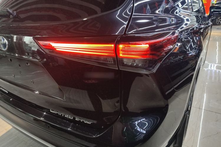 Used Toyota Crown Kluger 2021 2.5L HEV Four-Wheel Drive Flagship Edition Right Rear Taillight