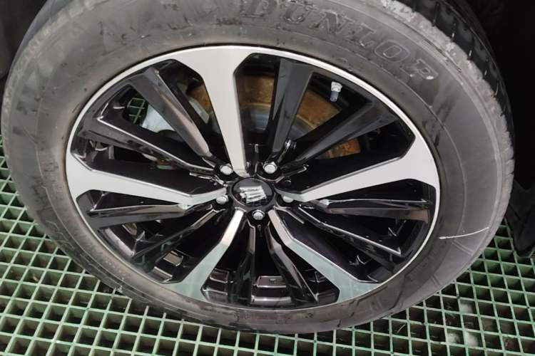 Used Toyota Crown Kluger 2021 2.5L HEV Four-Wheel Drive Flagship Edition Right Rear Wheel Hub