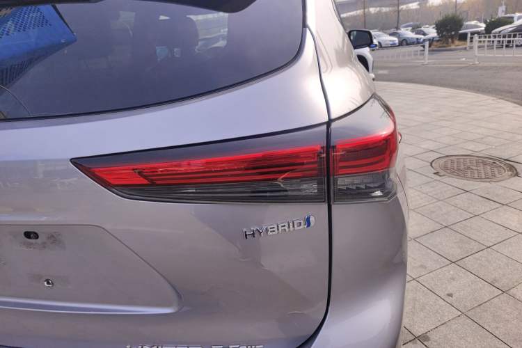 Used Toyota Crown Kluger 2021 2.5L HEV Four-Wheel Drive Flagship Edition Right Rear Taillight