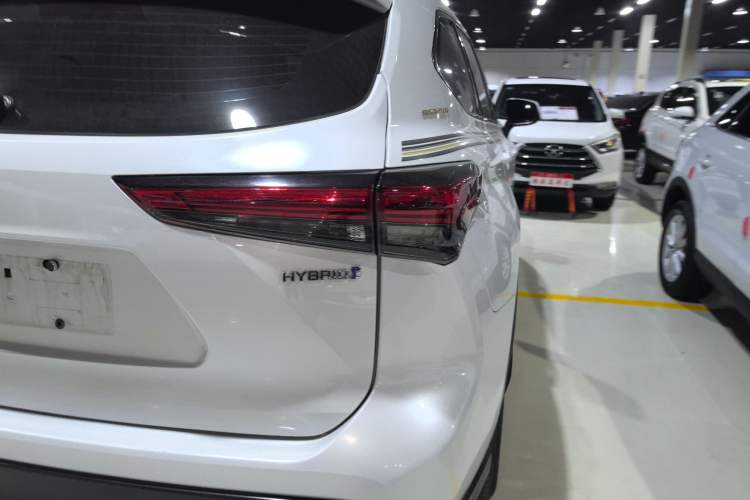 Used Toyota Crown Kluger 2021 2.5L HEV Two-Wheel Drive Entry Version Right Rear Taillight