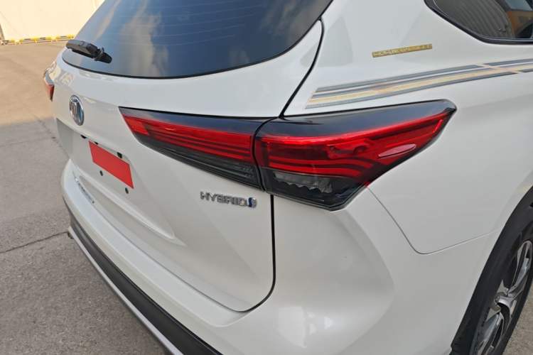 Used Toyota Crown Kluger 2021 2.5L HEV Two-Wheel Drive Entry Version Right Rear Taillight