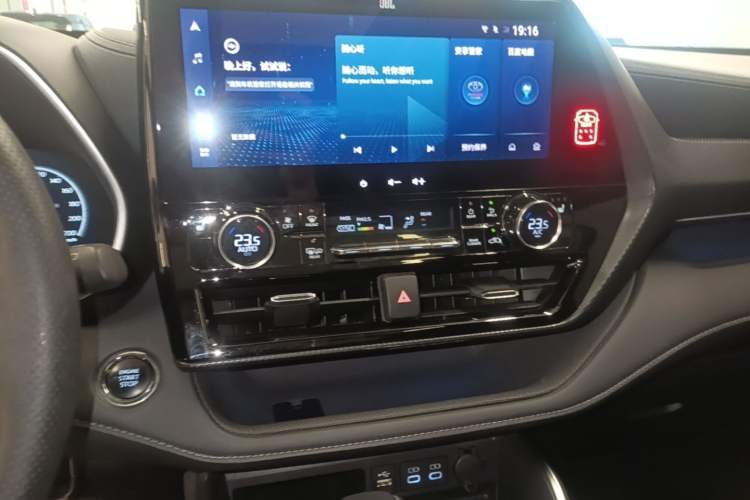 Used Toyota Crown Kluger 2022 2.0T Four-Wheel Drive Prestige Edition Audio And AC Panel
