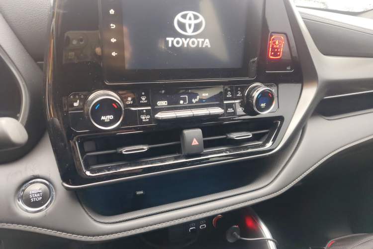 Used Toyota Crown Kluger 2022 2.0T Four-Wheel Drive Enjoyment Edition Audio And AC Panel