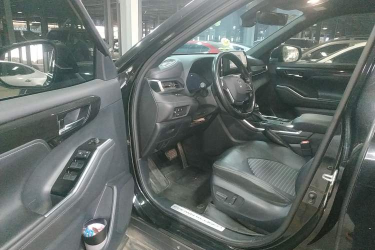 Used Toyota Crown Kluger 2022 2.5L HEV Four-Wheel Drive Premium Edition Interior 3