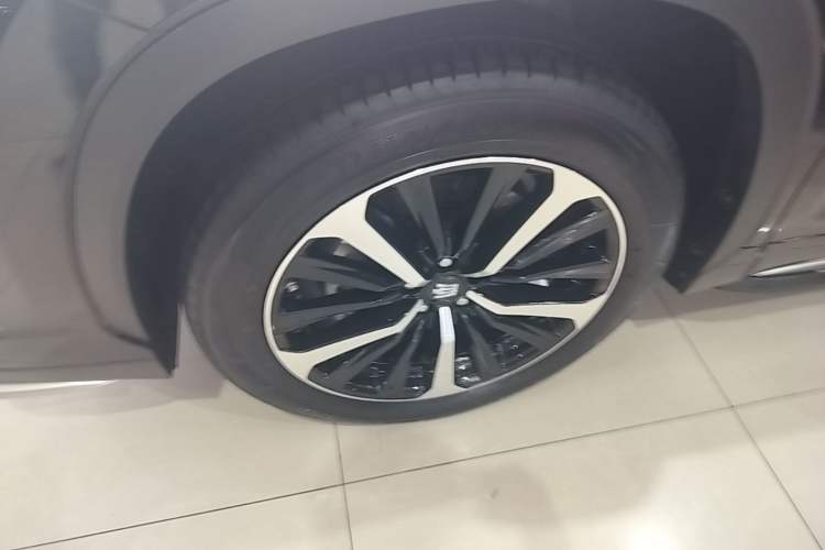 Used Toyota Crown Kluger 2022 2.0T Four-Wheel Drive Enjoyment Edition Left Front Wheel Hub