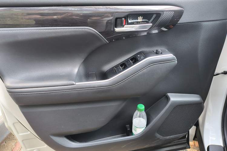Used Toyota Crown Kluger 2022 2.5L HEV Four-Wheel Drive Premium Edition Interior 9