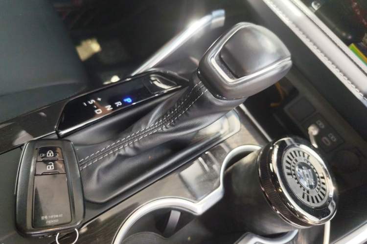 Used Toyota Crown Kluger 2023 2.5L HEV Four-Wheel Drive Luxury Edition Gear Lever