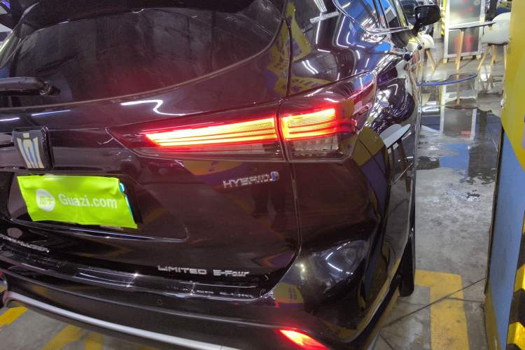 Used Toyota Crown Kluger 2023 2.5L HEV Four-Wheel Drive Flagship Edition Right Rear Taillight
