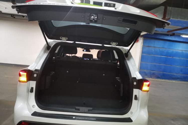 Used Toyota Crown Kluger 2023 2.5L HEV Two-Wheel Drive Entry Version (5 Seats) Trunk