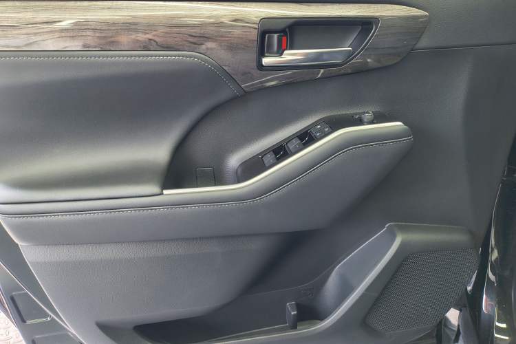 Used Toyota Crown Kluger 2024 2.5L HEV Four-Wheel Drive Premium Edition Interior 9