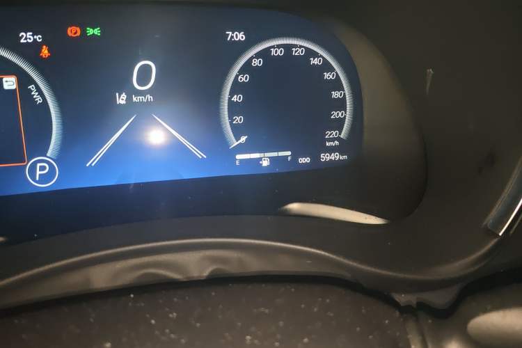 Used Toyota Crown Kluger 2024 2.5L HEV Four-Wheel Drive Luxury Edition Odometer Close Up