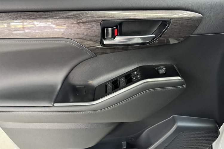 Used Toyota Crown Kluger 2024 2.5L HEV Four-Wheel Drive Premium Edition Interior 9
