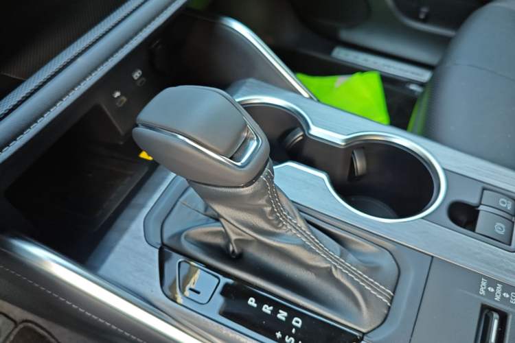 Used Toyota Crown Kluger 2026 Model 2.5L HEV All-Wheel-Drive Luxury Edition Gear Lever