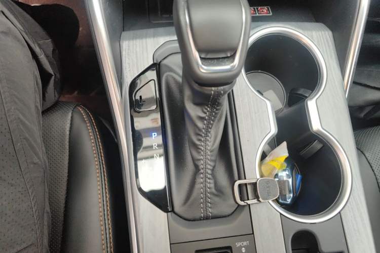 Used Toyota Crown Kluger 2026 Model 2.0T All-Wheel-Drive Dynamic Edition Gear Lever