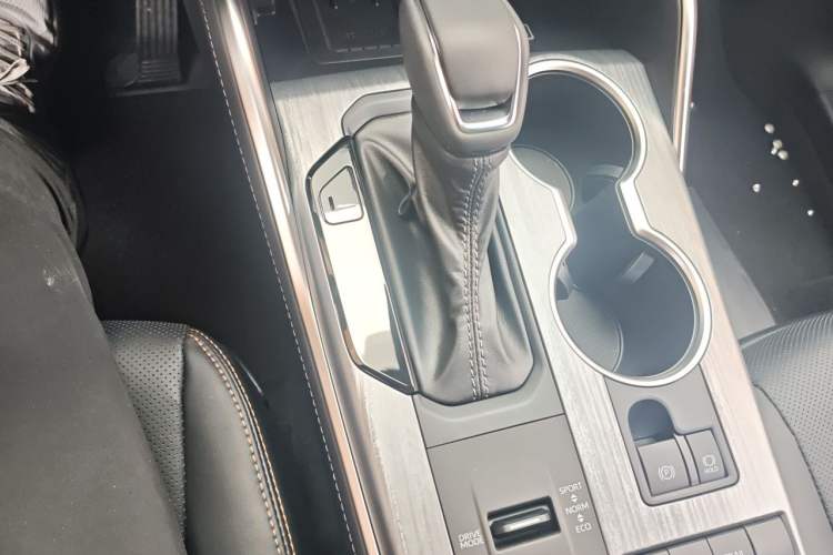 Used Toyota Crown Kluger 2026 Model 2.5L HEV All-Wheel-Drive Prestige Edition Gear Lever