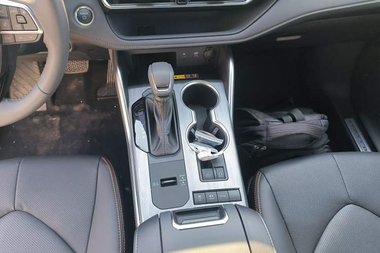 Used Toyota Crown Kluger 2026 Model 2.5L HEV All-Wheel-Drive Luxury Edition Gear Lever