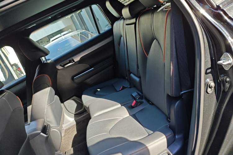 Used Toyota Crown Kluger 2026 Model 2.5L HEV All-Wheel-Drive Luxury Edition Left Rear Seat