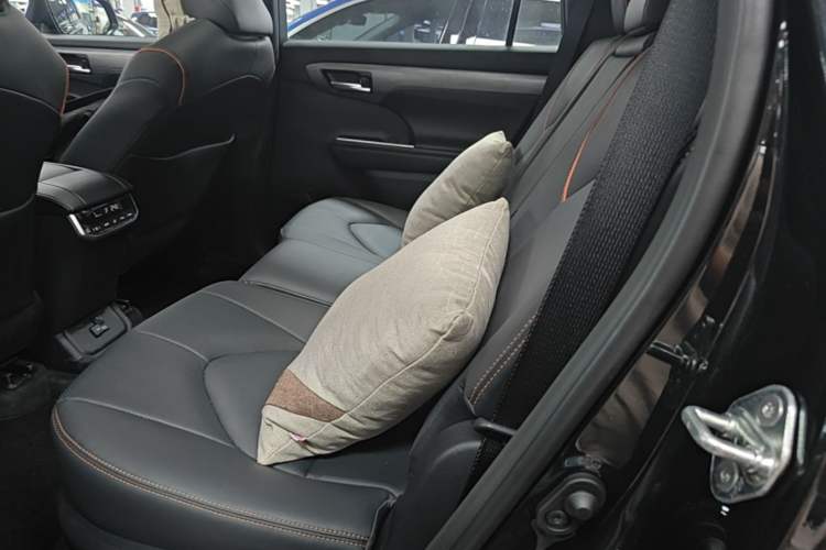 Used Toyota Crown Kluger 2026 Model 2.5L HEV All-Wheel-Drive Luxury Edition Left Rear Seat