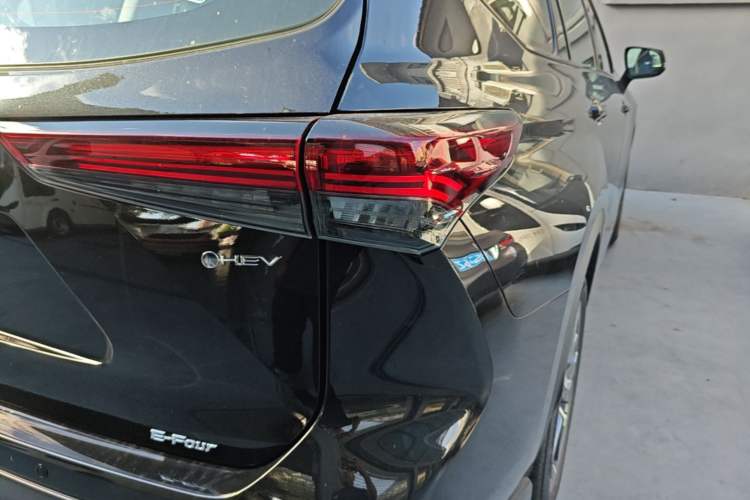 Used Toyota Crown Kluger 2026 Model 2.5L HEV All-Wheel-Drive Luxury Edition Right Rear Taillight