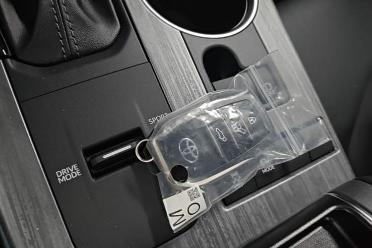 Used Toyota Crown Kluger 2026 Model 2.5L HEV All-Wheel-Drive Prestige Edition Vehicle Key