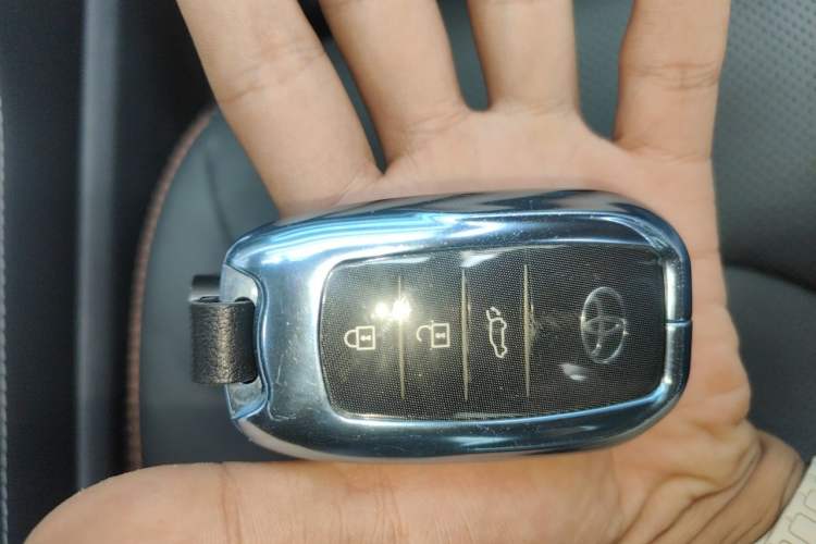 Used Toyota Crown Kluger 2026 Model 2.0T All-Wheel-Drive Dynamic Edition Vehicle Key