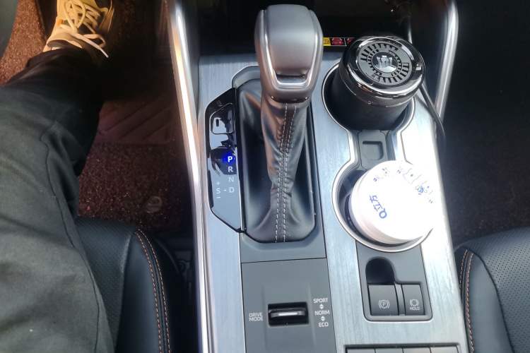 Used Toyota Crown Kluger 2026 Model 2.5L HEV All-Wheel-Drive Prestige Edition Gear Lever
