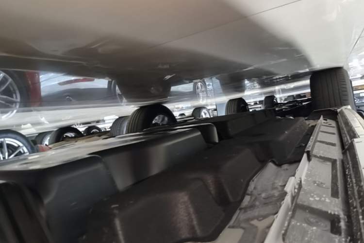 Used Toyota Crown Kluger 2026 Model 2.5L HEV All-Wheel-Drive Prestige Edition Left Side Sill