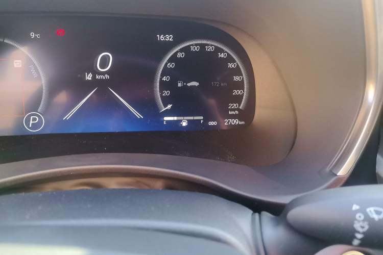 Used Toyota Crown Kluger 2026 Model 2.5L HEV All-Wheel-Drive Prestige Edition Odometer Close Up