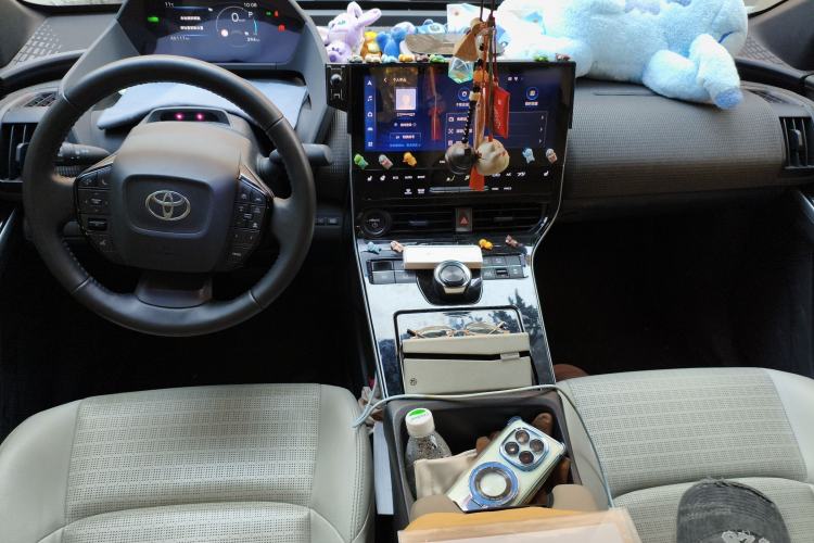 Used Toyota FAW bZ4X 2022 Four-Wheel-Drive High-Performance PRO Edition Center Console