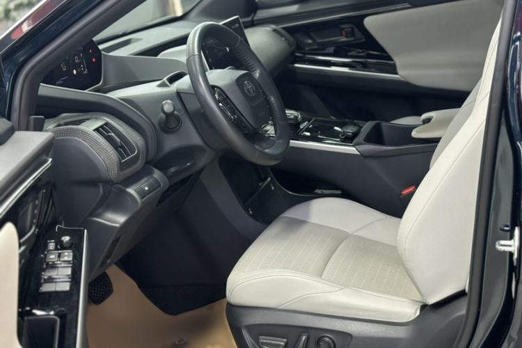 Used Toyota FAW bZ4X 2022 Four-Wheel-Drive High-Performance PRO Edition Interior 4