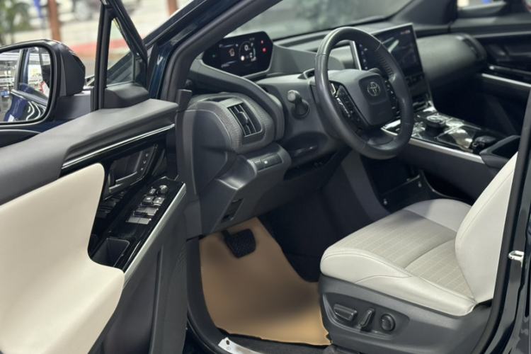 Used Toyota FAW bZ4X 2022 Four-Wheel-Drive High-Performance PRO Edition Interior 5