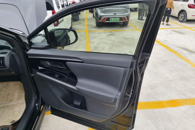 Used Toyota FAW bZ4X 2022 Four-Wheel-Drive High-Performance Premium Edition Interior 5