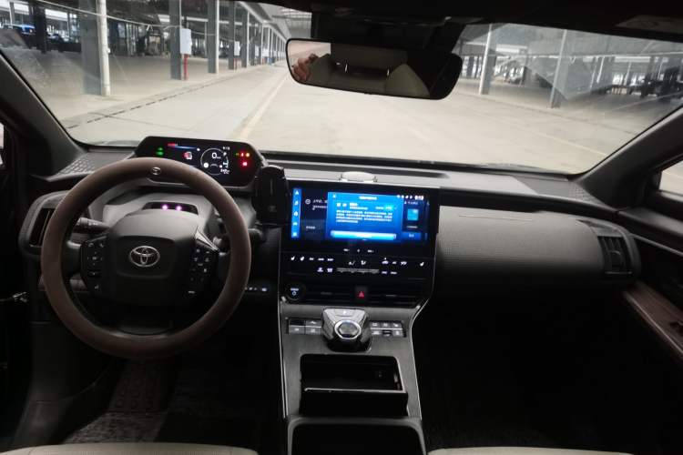 Used Toyota FAW bZ4X 2022 Four-Wheel-Drive High-Performance PRO Edition Center Console