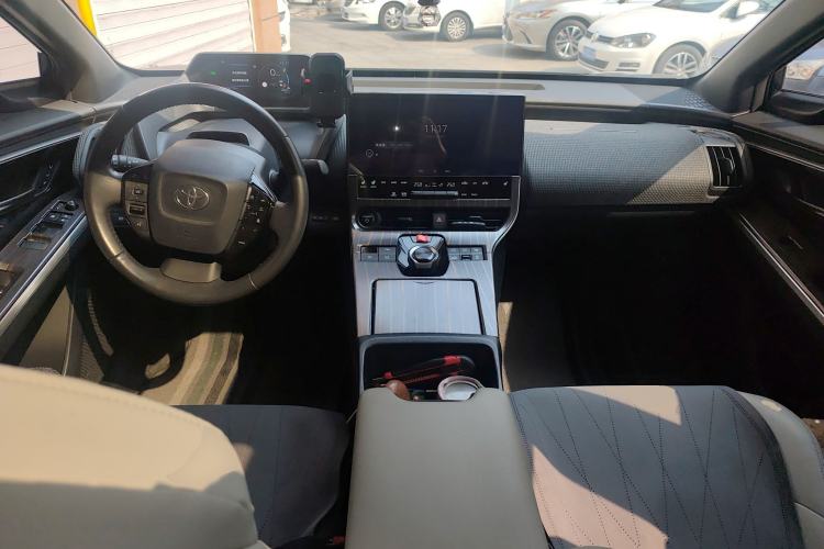 Used Toyota FAW bZ4X 2022 Four-Wheel-Drive High-Performance PRO Edition Center Console
