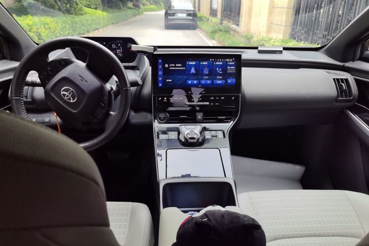 Used Toyota FAW bZ4X 2022 Four-Wheel-Drive High-Performance PRO Edition Center Console