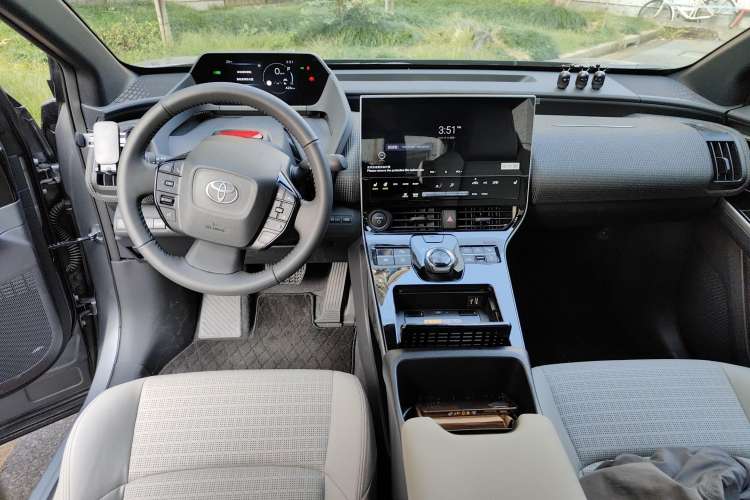 Used Toyota FAW bZ4X 2022 Four-Wheel-Drive High-Performance PRO Edition Center Console