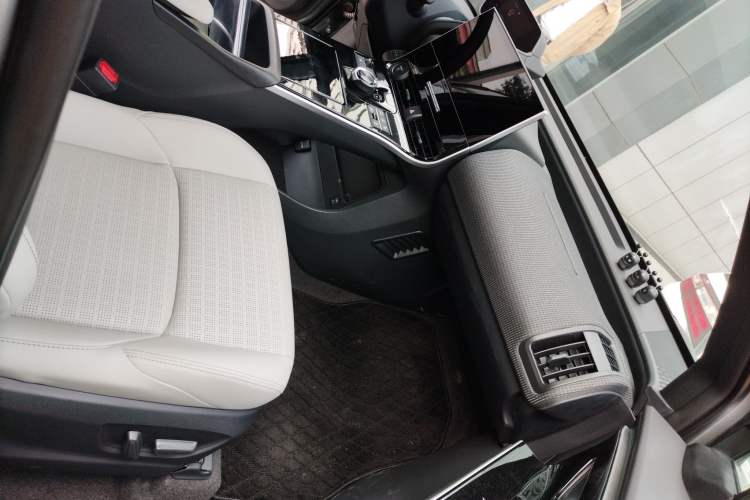 Used Toyota FAW bZ4X 2022 Four-Wheel-Drive High-Performance PRO Edition Right Front Seat