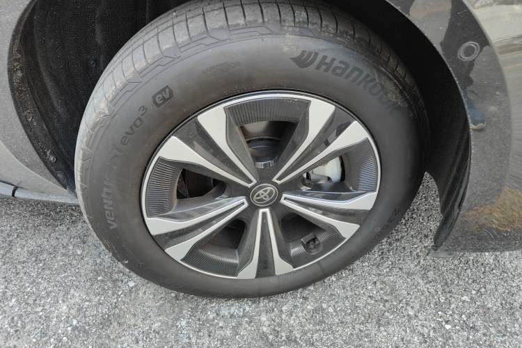 Used Toyota FAW bZ4X 2022 Four-Wheel-Drive High-Performance PRO Edition Right Front Wheel Hub