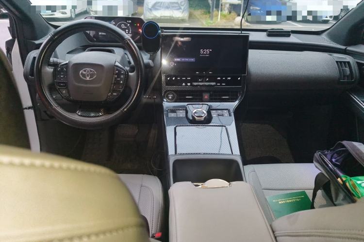 Used Toyota FAW bZ4X 2022 Four-Wheel-Drive High-Performance Premium Edition Center Console