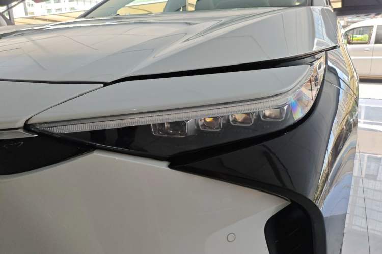Used Toyota FAW bZ4X 2022 Four-Wheel-Drive High-Performance Premium Edition Left Front Headlight